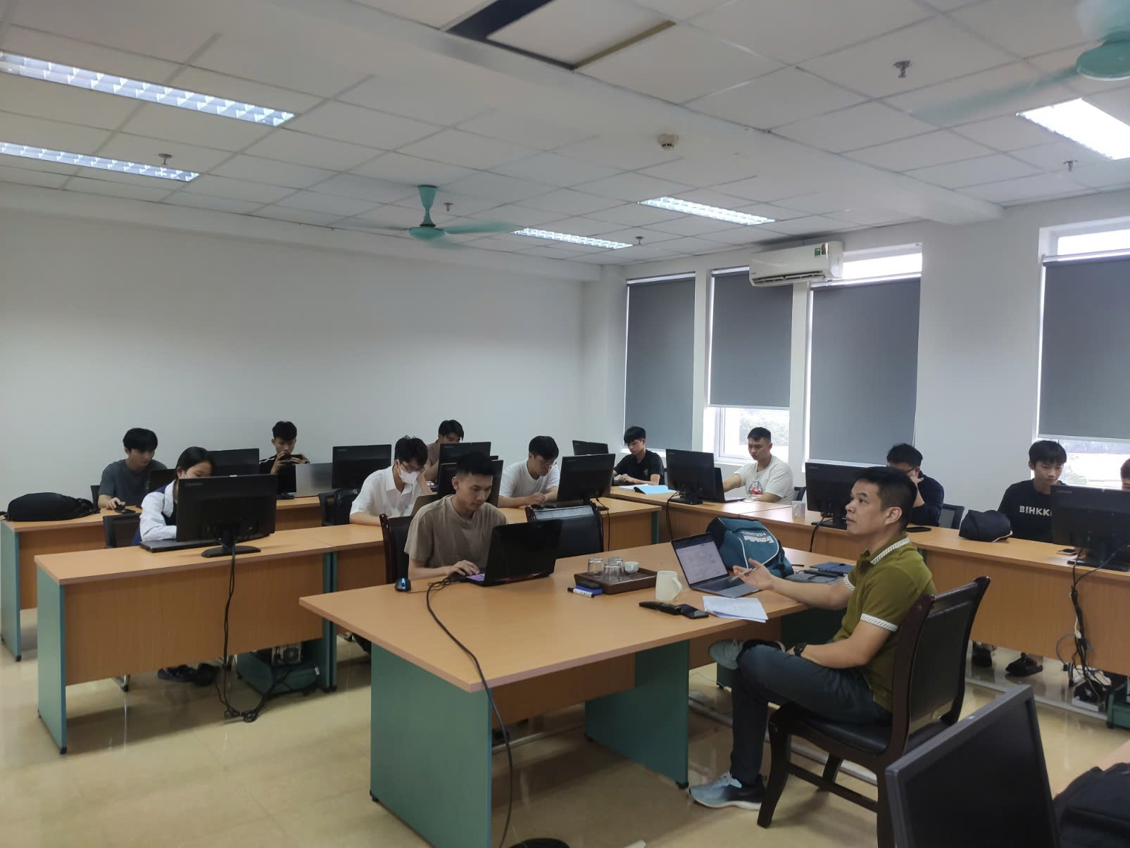 Sinh viên thực tập tham gia dự án AI thực tế tại IAST