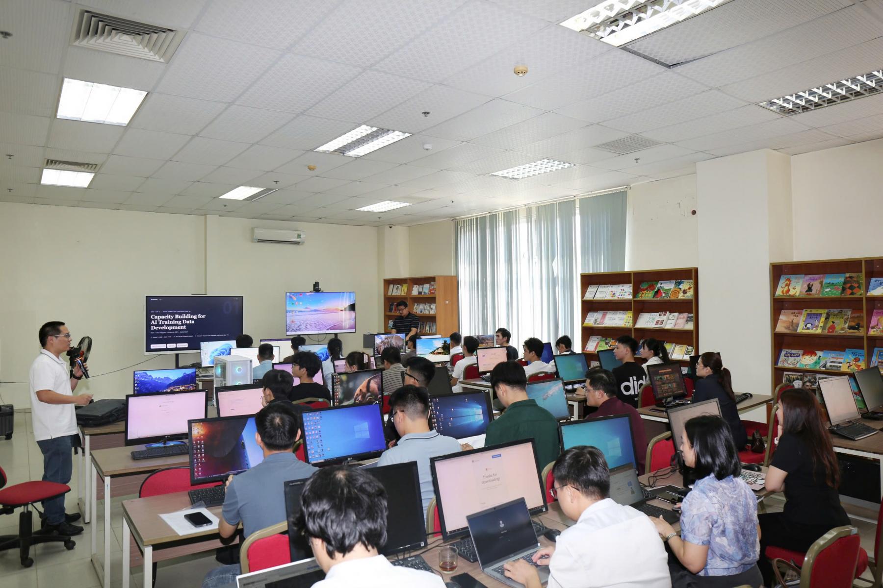 C&aacute;c học vi&ecirc;n thực h&agrave;nh c&aacute;c nội dung g&aacute;n nh&atilde;n dữ liệu trong khu&ocirc;n khổ chương tr&igrave;nh đ&agrave;o tạo