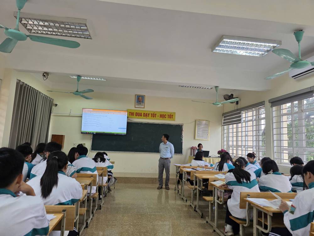 Dự giờ và khảo sát học sinh khối 10 tại Trường THPT Lương Ngọc Quyến trong khuôn khổ dự án Thái Nguyên EDU AI