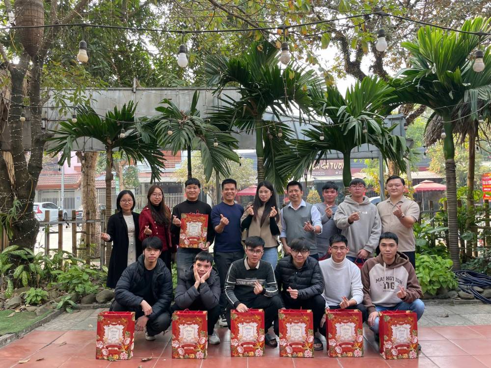 IAST tổ chức liên hoan, tặng quà Tết cho cán bộ, sinh viên nghiên cứu nhân dịp Xuân Quý Tỵ 2025