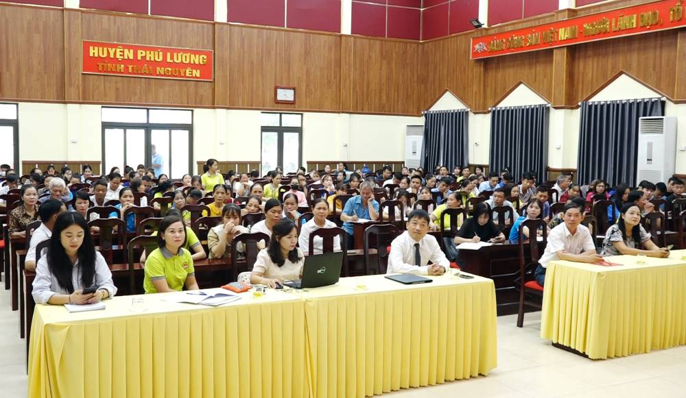 Tập huấn công tác ứng dụng công nghệ thông tin - Chuyển đổi số trong truyền thông và thương mại điện tử tại huyện Phú Lương
